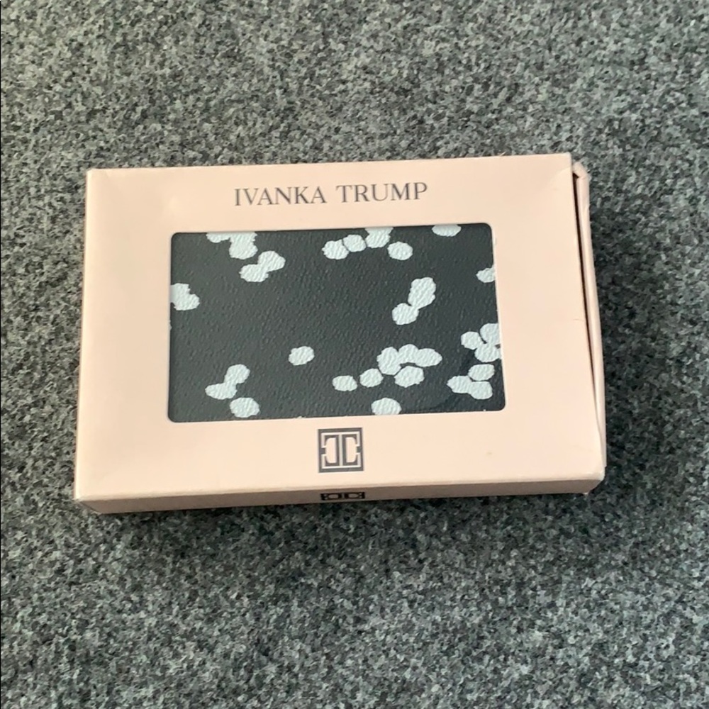 Ivanka Trump Rio Wallet - Picture 6 of 6